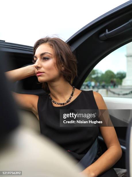 stylish young women in back seat of car, daytime - porträt frau blick in ferne stock-fotos und bilder