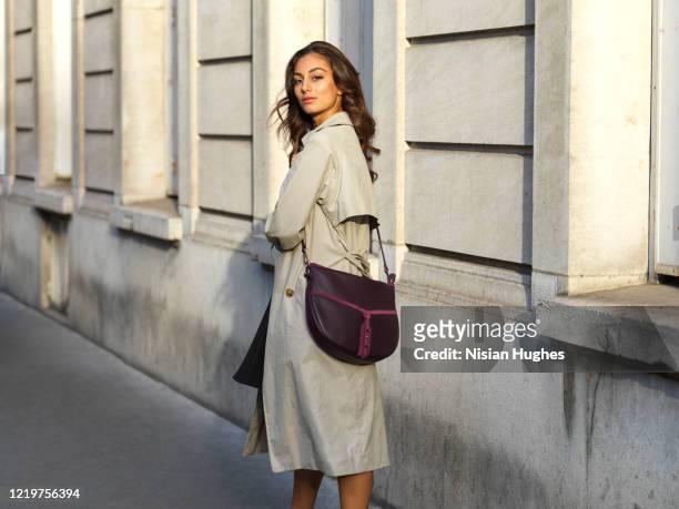stylish young woman on sidewalk daytime, paris france - portrait français photos et images de collection