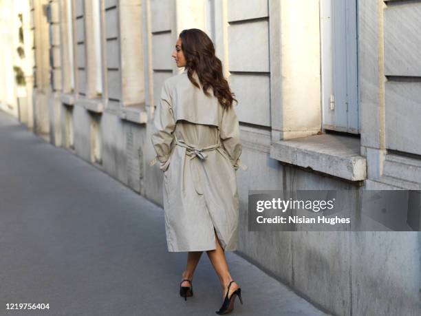 stylish young woman on sidewalk daytime, paris france - gabardina larga fotografías e imágenes de stock