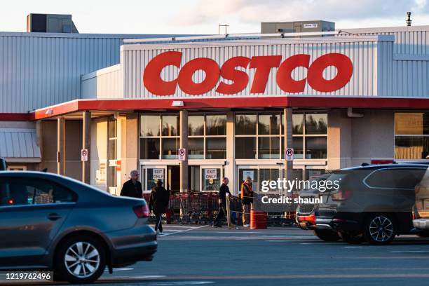 costco wholesale warehouse - costco stockfoto's en -beelden