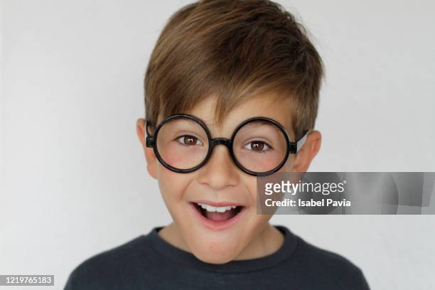 close-up portrait of happy boy - happy face glasses stockfoto's en -beelden