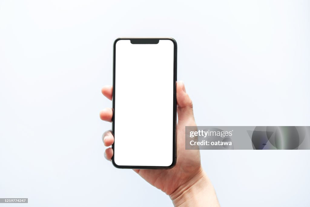 Smartphone-Mockup. Hand halten schwarzes Telefon weißen Bildschirm. Isoliert auf weißem Hintergrund. Handy rahmenloses Design-Konzept.