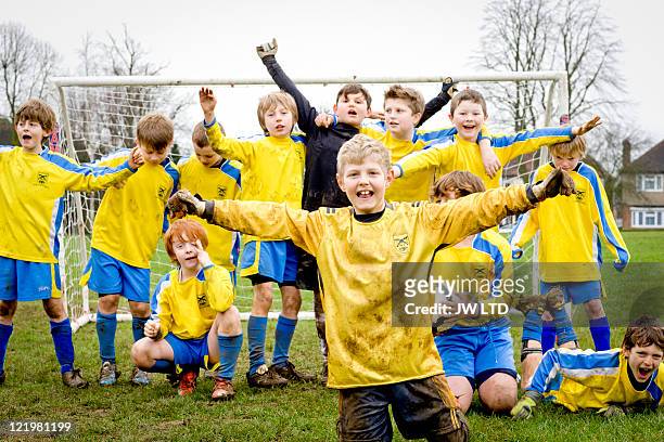 boys celebrating in football goal - only boys photos stockfoto's en -beelden