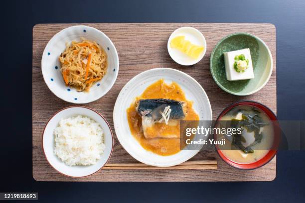 cuisine maison japonaise, recette miso de maquereau - artériosclérose photos et images de collection