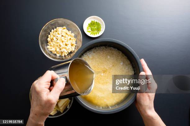 japanische hausmannskost, bambus-schießreis (reis gekocht). auf japanisch ist es takenoko gohan. - vegetable fried rice stock-fotos und bilder