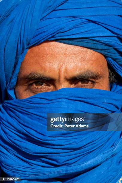 tuareg man in turban, sahara desert, morocco - touareg fotografías e imágenes de stock