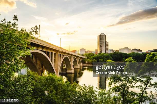 sunset over saskatoon skyline - saskatchewan stock-fotos und bilder