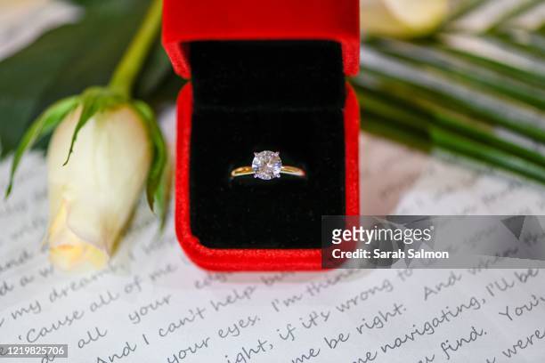 engagement ring in red box - solitaire fotografías e imágenes de stock