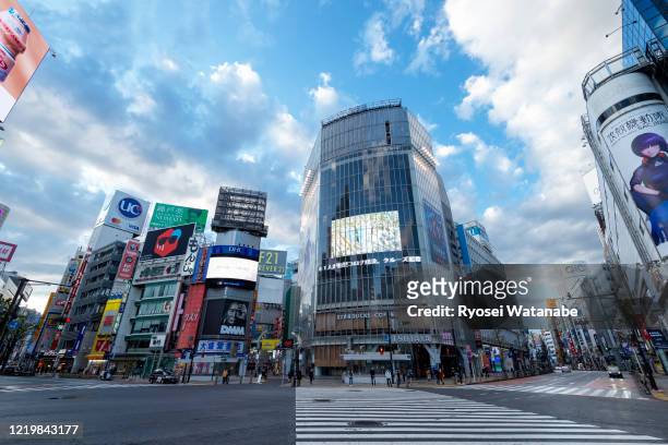 shibuya scramble crossing - distrito de shibuya fotografías e imágenes de stock