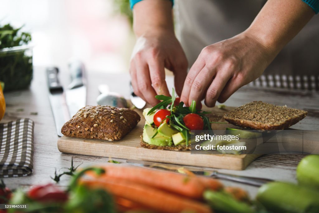 Lägga till färska körsbärstomater till hälsosam vegansmörgås