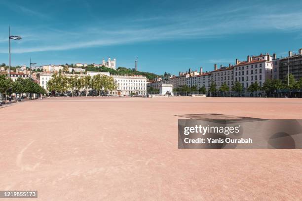 la place bellecour, en presqu'ile dans le quartier de bellecour, sans voiture et sans personne pendant le confinement lié au coronavirus en avril 2020 - 里昂 法國 個照片及圖片檔