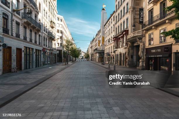 rue de la république à lyon, en presqu'ile dans le quartier de bellecour, sans voiture et sans personne pendant le confinement lié au coronavirus en avril 2020 - fußgängerzone stock-fotos und bilder