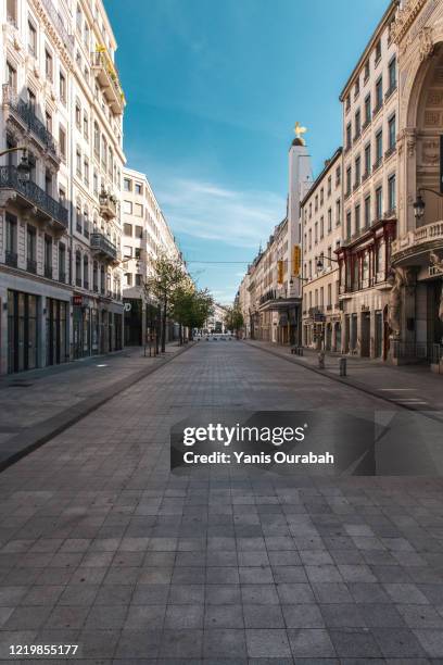 rue de la république à lyon, en presqu'ile dans le quartier de bellecour, sans voiture et sans personne pendant le confinement lié au coronavirus en avril 2020 - lyon shopping stock pictures, royalty-free photos & images