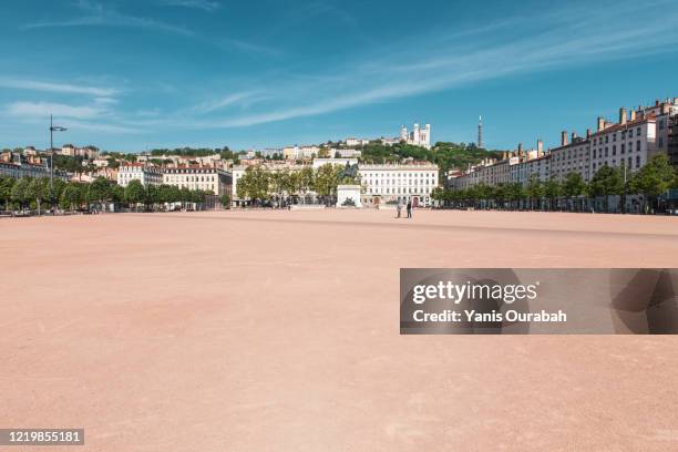 la place bellecour, en presqu'ile dans le quartier de bellecour, sans voiture et sans personne pendant le confinement lié au coronavirus en avril 2020 - ile de france ストックフォトと画像