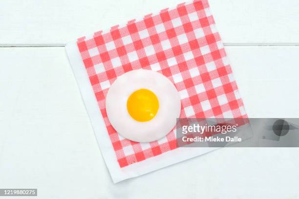 omelet op rood en wit geblokt servet - aliment en portion stock pictures, royalty-free photos & images