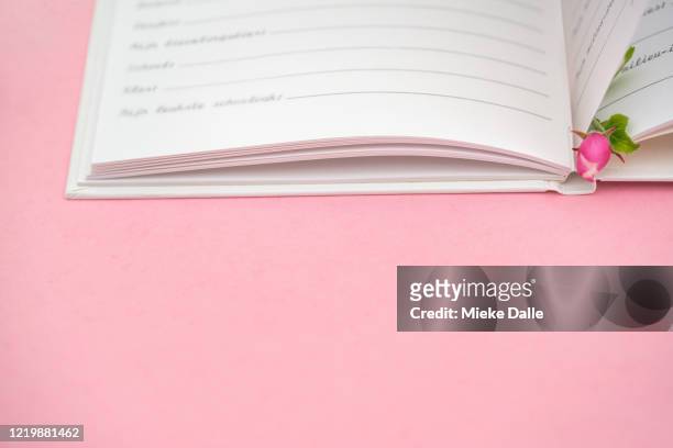 dagboek met roze bloesem bloemetje - dagboek stock-fotos und bilder