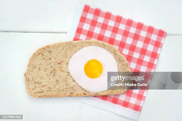 boterham met ei op rood en wit geblokt servet - geblokt foto e immagini stock