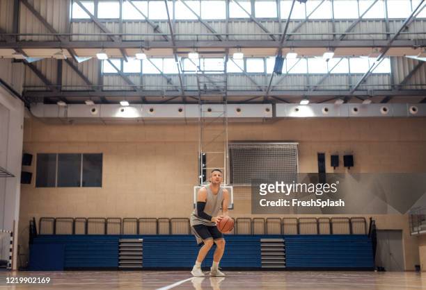 basketbal speler schieten hoops - schieten stockfoto's en -beelden