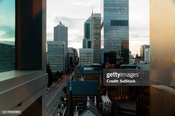 vista a la ciudad - perth australia fotografías e imágenes de stock