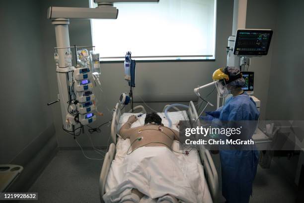 Nurse tends to a patient infected with the COVID-19 virus in the COVID-19 dedicated ICU at the Acibadem Altunizade Hospital on April 17, 2020 in...