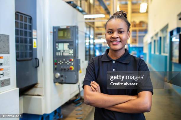 de technicus die van de vrouw zich in de vloer van de fabriekswinkel bevindt - factory engineer woman stockfoto's en -beelden