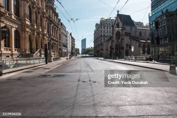 place des cordeliers à lyon avec vue sur la tour incity, en presqu'ile, sans voiture et sans personne pendant le confinement lié au coronavirus en avril 2020 - lyon shopping stock pictures, royalty-free photos & images