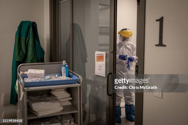 Medical staff attend a patient infected with the COVID-19 virus in the COVID-19 dedicated ICU at the Acibadem Altunizade Hospital on April 16, 2020...