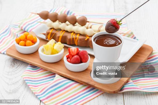 jordgubbe fondue - chokladfondue bildbanksfoton och bilder