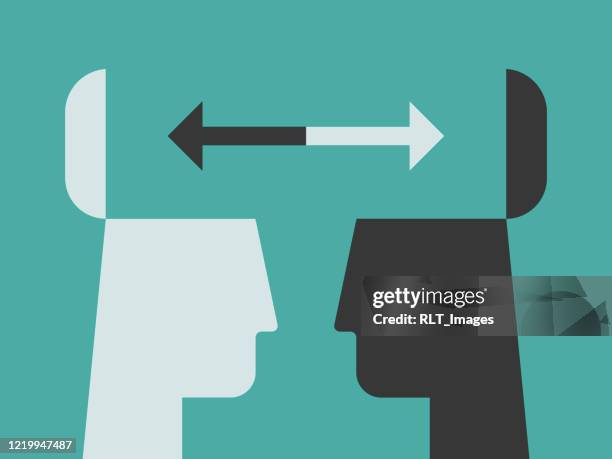 ilustraciones, imágenes clip art, dibujos animados e iconos de stock de ilustración de siluetas de cabeza contrastantes intercambiando ideas con mentes abiertas - contrastes