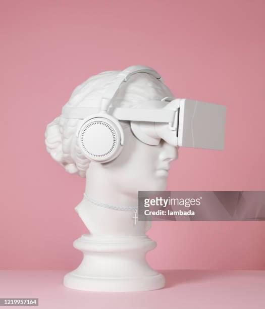 déesse grecque utilisant des écouteurs et le casque vr - casques réalité virtuelle photos et images de collection