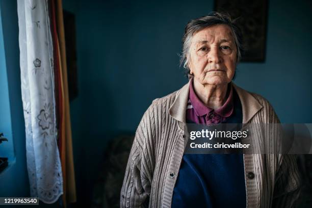 retrato de mujer mayor mirando a la cámara - anxious looking to camera fotografías e imágenes de stock