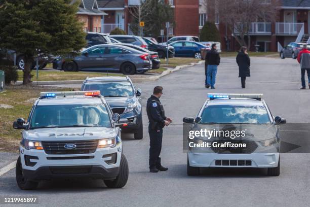 警察官とパトカー - gatineau ストックフォトと画像