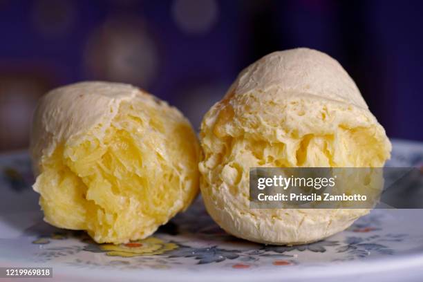 pão de queijo (cheese bread) - pão de queijo stock pictures, royalty-free photos & images