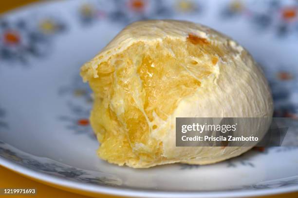 pão de queijo (cheese bread) - pão de queijo stock pictures, royalty-free photos & images