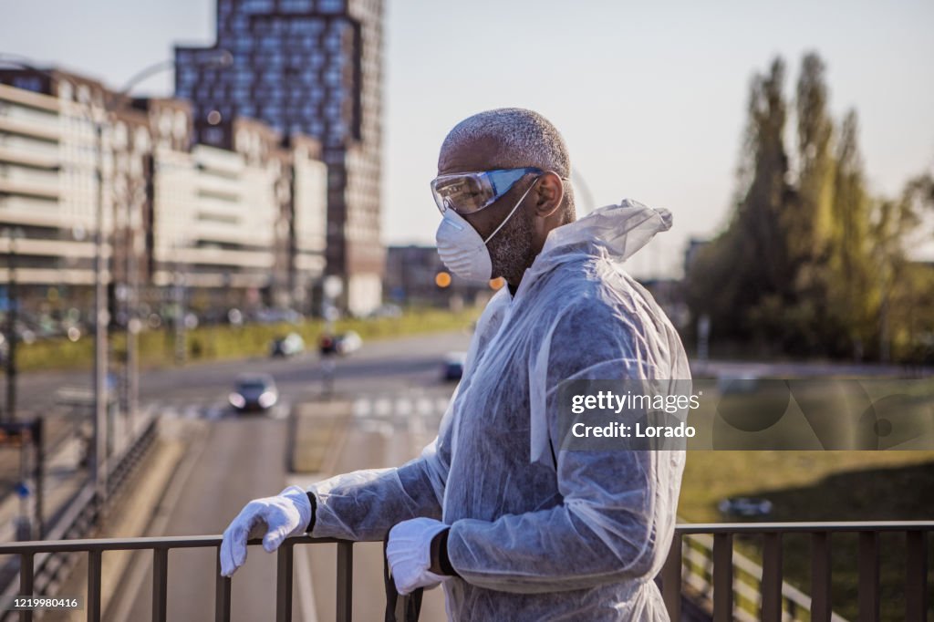 Um trabalhador negro usando uma máscara facial durante o surto de vírus