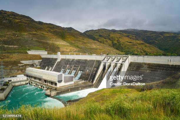 clyde dam power station, new zealand - dam imagens e fotografias de stock