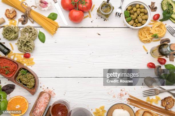 esstisch. italienische speisen und zutaten mit kopierraum - mediterran menü stock-fotos und bilder