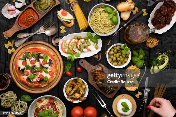 tabla de vista superior llena de comida - aperitivo plato de comida fotografías e imágenes de stock