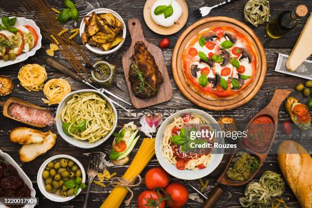 tabla de vista superior llena de comida - pasta italiana fotografías e imágenes de stock