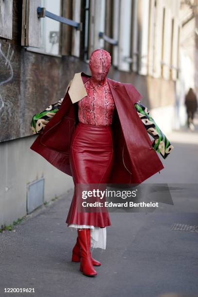 https://media.gettyimages.com/id/1220019621/photo/milan-italy-a-guest-wears-a-beige-and-green-coat-a-red-leather-skirt-black-leather-pointy.jpg?s=612x612&w=gi&k=20&c=5bOyivLG4IQVweV09hiRtqIFlk1VTCvusqFpGF2O3AQ=