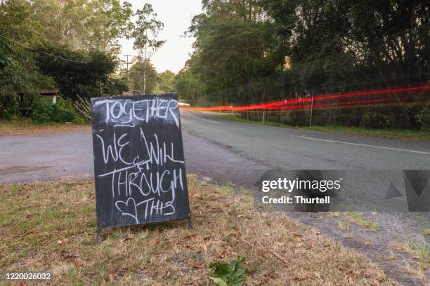 roadside community spirit covid-19 zeichen - aussie flu stock-fotos und bilder