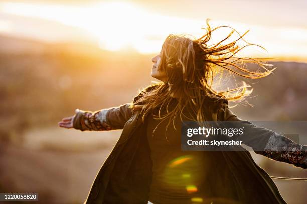 zorgeloze vrouw die in de herfst bij zonsondergang draait. - spinning stockfoto's en -beelden