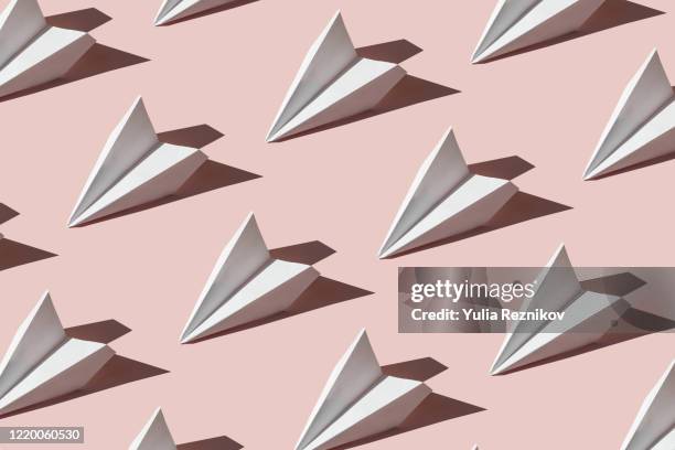 repeated paper airplanes on the pink background - origami background stockfoto's en -beelden