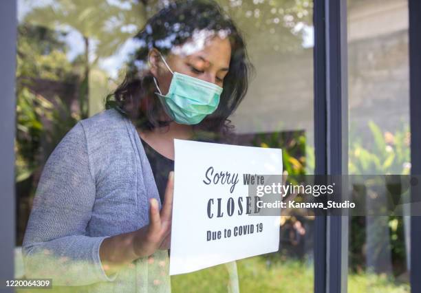 asian entrepreneur closing business due to covid 19 outbreak - covid 19 closed stock pictures, royalty-free photos & images