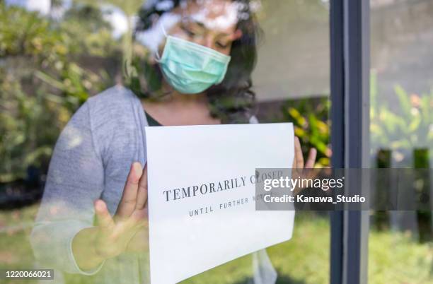 business temporarily close due to covid-19 outbreak - closed stock pictures, royalty-free photos & images