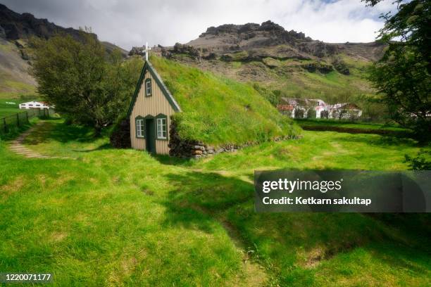 hofskirkja the last turf church in iceland. - cultura islandesa fotografías e imágenes de stock