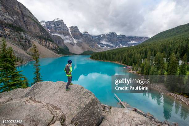 children hike on the trail around moraine lake in banff national park in the the canadian rocky mountains - nationaal monument stockfoto's en -beelden