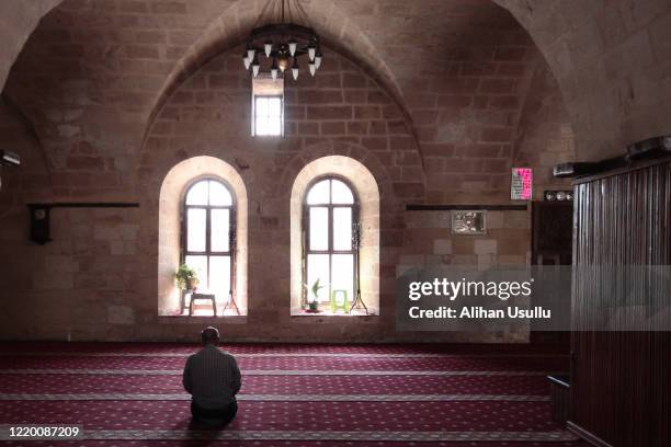 vieil homme priant dans la mosquée - médersa photos et images de collection