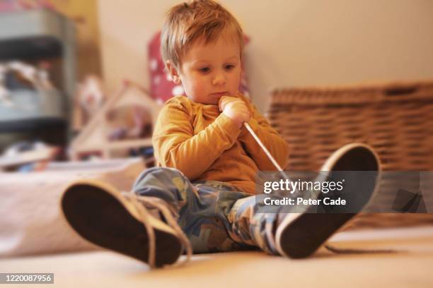 toddler learning to tie shoe laces - boy tying shoes stock-fotos und bilder