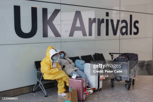 passengers arriving in uk wearing protective clothing - vereinigtes königreich stock-fotos und bilder